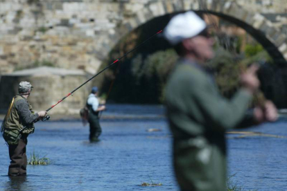 La normativa afecta a miles de pescadores en León.