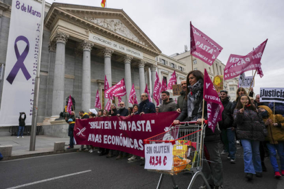 Manifestación convocada por la Asociación de Celíacos y Sensibles al Gluten bajo el lema Sin gluten y sin pasta desde el Ministerio de Sanidad hasta la Puerta del Sol, en Madrid, este domingo. EFE/BORJA SÁNCHEZ-TRILLO