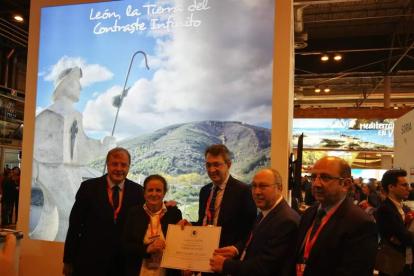 Los representantes del consorcio provincial de turismo recogieron el premio. DL