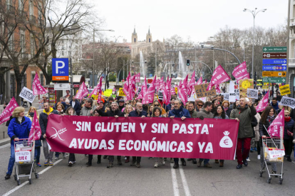 Manifestación convocada por la Asociación de Celíacos y Sensibles al Gluten bajo el lema Sin gluten y sin pasta desde el Ministerio de Sanidad hasta la Puerta del Sol, en Madrid, este domingo. EFE/BORJA SÁNCHEZ-TRILLO