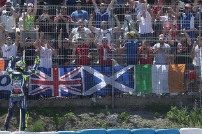 Valentino Rossi celebra con la grada su victoria en Jerez.