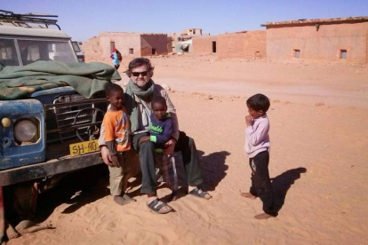 Emilio García Gordón, con tres niños saharauis en Auserd, lugar al que vuelve todos los años. DL