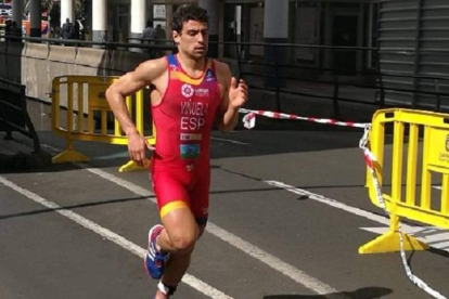 El triatleta leonés Kevin Viñuela en una prueba. TRIATLONCASTILLAYLEON