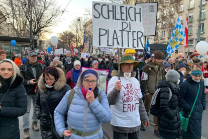 La oposición a la vacunación en Austria ha llegado a manifestaciones como esta del 15 de enero. JORDI KUHS