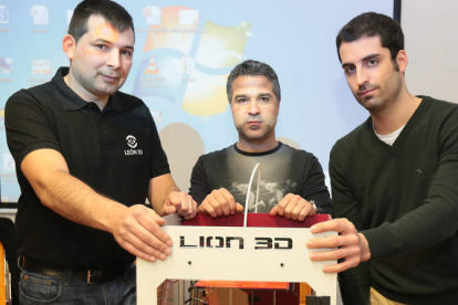José Ángel Castaño, Juan Tendero y Francisco Malpartida han desarrollado la impresora que sale ahora a la venta.