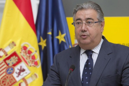 El ministro del Interior, Juan Ignacio Zoido, durante la declaración institucional tras el desarme de ETA.