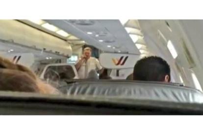 l piloto de Germanwings Frank Woiton tranquiliza a los pasajeros