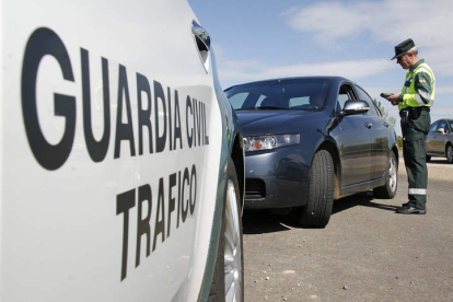 La Guardia Civil extremará la vigilancia en las carreteras leonesas estos días. F. OTERO PERANDONES