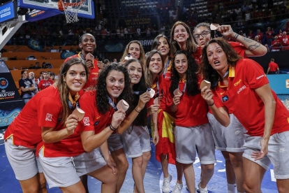 Las jugadoras de la selección muestran la medalla lograda en Tenerife