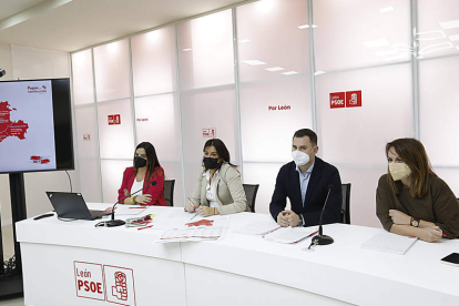 Javier Alfonso Cendón y Ana Sánchez, en el centro, durante la reunión con la Ejecutiva del PSOE. MARCIANO PÉREZ