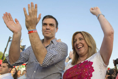 Pedro Sánchez en Sevilla con Susana Díaz. JULIO MUÑOZ