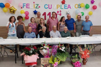 Teresa, de 110 años, celebra su cumpleaños con su familia. DL