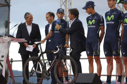 Pedro Delgado entrevista al ciclista del equipo Movistar Valverde durante la presentación.