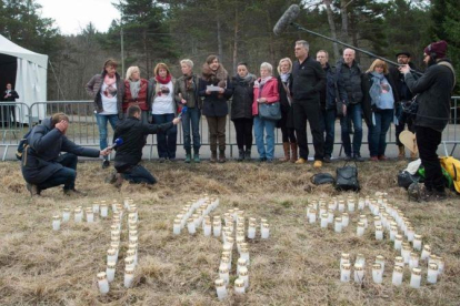 Parientes y amigos de las víctimas hablan con periodistas después de colocar velas este viernes en la ceremonia de conmemoración en el monumento de Le Vernet a las víctimas de la tragedia de Germanwings.