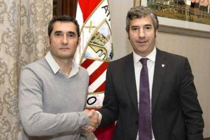 Ernesto Valverde (izquierda) y el presidente del Athletic, Josu Urrutia, tras la renovación del técnico.
