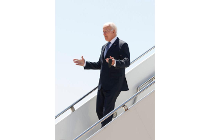El presidente de Estados Unidos, Joe Biden, desciende las escaleras del avión presidencial Air Force One, este martes a su llegada a la Base Aérea de Torrejón de Ardoz, en Madrid, para asistir a la cumbre de la OTAN que se celebra hasta el jueves 30 de junio. EFE
