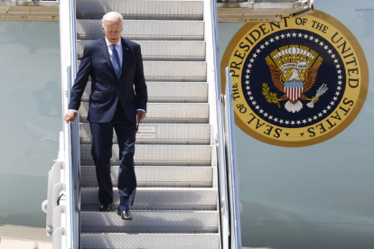 El presidente de Estados Unidos, Joe Biden, desciende las escaleras del avión presidencial Air Force One, este martes a su llegada a la Base Aérea de Torrejón de Ardoz, en Madrid, para asistir a la cumbre de la OTAN que se celebra hasta el jueves 30 de junio. EFE