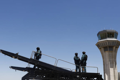 Varios guardias civiles desplegados en la Base Aérea de Torrejón de Ardoz de cara a la llegada de los líderes mundiales que participarán en la cumbre de la OTAN este martes en la Base Aérea de Torrejón de Ardoz, Madrid. EFE