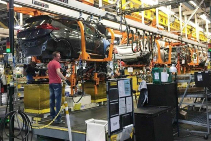 Trabajadores de la cadena de montaje del Chevy Bolt EV de General Motors, en la planta de Orion Township (Michigan, EEUU).