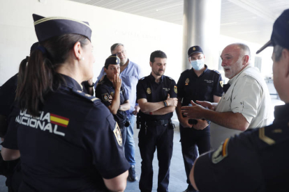 El chef José Andrés cuenta sus experiencias a varios policías tras la visita de la reina Letizia y la primera dama de Estados Unidos, Jill Biden, al centro de acogida de refugiados ucranianos, en Pozuelo de Alarcón (Madrid). EFE