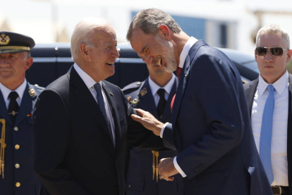 Risas y buenos gestos entre Biden y Felipe VI. EFE