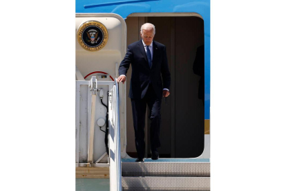Biden desciende las escaleras del icónico avión del mandatario estadounidense. EFE