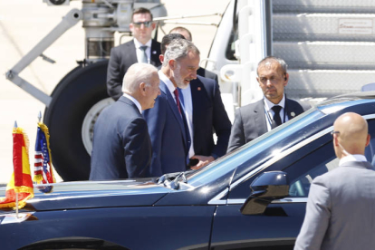 Felipe VI dirige a Biden al coche que iniciará su apretada agenda de este martes. EFE
