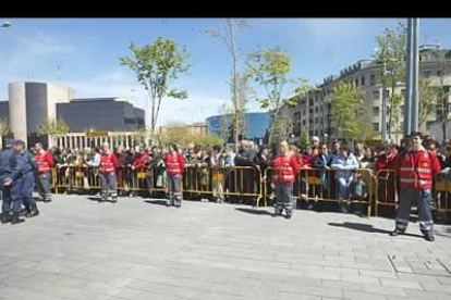 Las medidas de seguridad en los alrededores del auditorio eran excepcionales, al igual que la espectación por ver de cerca a la reina de los españoles.