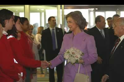 Una vez dentro del edificio que acogió los actos conmemorativos, la Reina saludó a los miembros de la Cruz Roja que aguardaban su llegada.