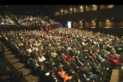 El auditorio presentaba un lleno absoluto, lo que demuestra el interés de la gente por los actos solidarios.