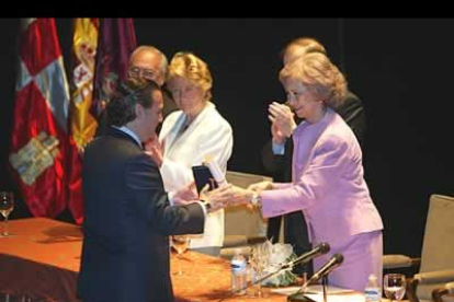 El leonés Alfredo Prada recogió el premio con el que se quiso reconocer la labor desempeñada por todas aquellas personas que colaboraron tras los atentados del 11 de marzo en Madrid.