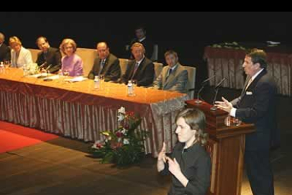 El alcalde coruñés habló en nombre de los galardonados. En su breve discurso alabó la sensibilidad de la Reina. «Sus lágrimas nos han dado talla humana y nos han acompañado en el dolor», dijo.