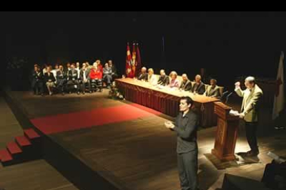 La entrega de los premios duró menos de una hora, tiempo en el que los galardonados -en el fondo- recogieron sus medallas de manos de doña Sofía.