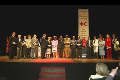 Para cerrar el acto, la Reina posó con todos los galardonados en esta foto de familia.