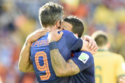 Depay y Van Persie abrazados celebrando el tercer gol de Holanda.