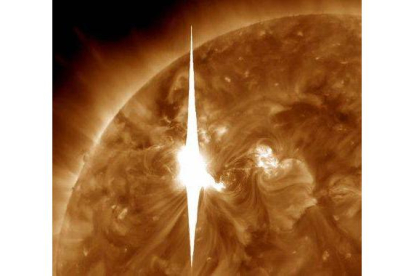 Llamarada solar en dirección a la Tierra, en una imagen de la NASA difundida este miércoles.