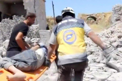 Cascos Blancos trasladan a un herido en los bombardeos de la ciudad siria de Sfuhen.