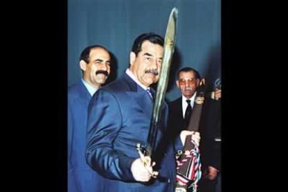 En 1990 anexionó Kuwait. A la ayuda de este país acudió EE.UU liderando una coalición que, tras la Guerra del Golfo, consiguió que Irak se retirara de Kuwait, aunque no acabaron con el poder del dictador.