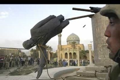 El 9 de abril, iraquíes y estadounidenses derribaban la estatua de Husein erigida en la plaza Al-Ferdaous.