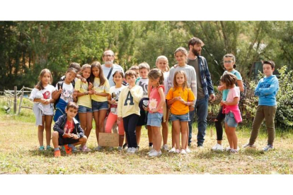 Niños, niñas y monitores, ayer en el huerto de la Fundación Cerezales dentro del taller Aventura en el Huerto. DL/FUNDACIÓN CEREZALES