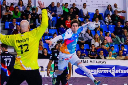 El Ademar pretende seguir con la tendencia positiva tras lograr su primer triunfo en Liga la anterior jornada ante Sinfín. DG AUDIOVISUALES