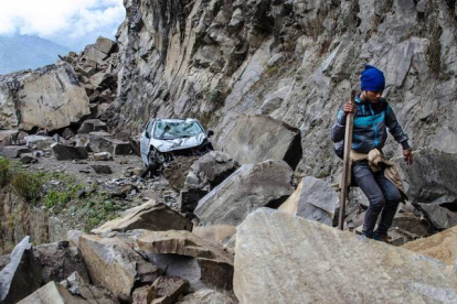 Un hombre anda entre las ruinas en una carretera hacia Dhunche, en la zona del parque nacional de Langtang.