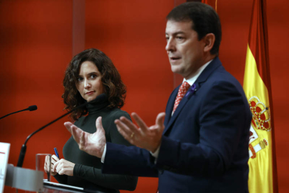 Isabel Díaz Ayuso en la rueda de prensa con Alfonso Fernández Mañueco. JUAN CARLOS HIDALGO