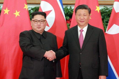 Fotografía de archivo de mayo del 2018 de Kim Jong-un y Xi Jinping en Dalian, China.