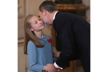 Leonor de Borbón con Felipe VI en el penúltimo cumpleaños de su padre. BALLESTEROS