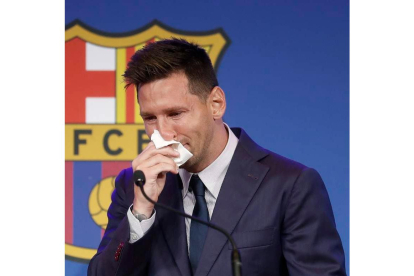 Messi, se emocionó durante su comparecencia para explicar su versión sobre su marcha. ANDREU DALMAU