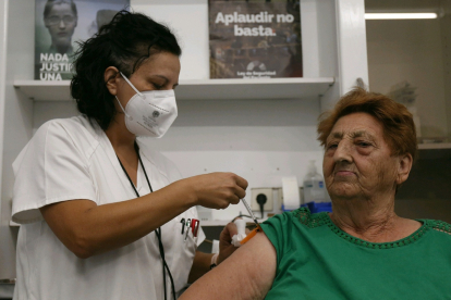 Las primeras vacunas correspondientes a la cuarta dosis han comenzado hoy en las residencias. FERNANDO OTERO PERANDONES