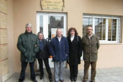 Los concejales del PP con los representantes vecinales de La Palomera.