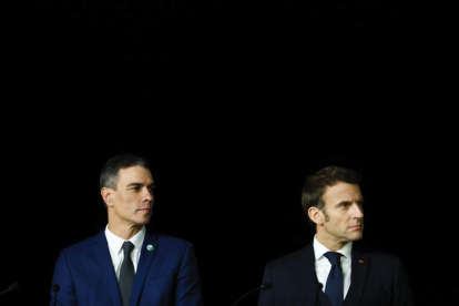 Pedro Sánchez y Emmanuel Macron intervienen en la rueda de prensa conjunta tras la Cumbre Euromeditarránea en Alicante. BIEL ALIÑO