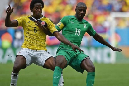 Yaya Touré (de verde), en el partido contra Colombia.